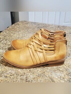 ROCKET DOG SZ 8. TAN ANKLE BOOTS. CUT OUT DESIGN